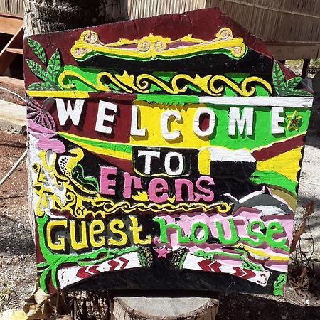 Erens Guest House Waisai Exterior foto